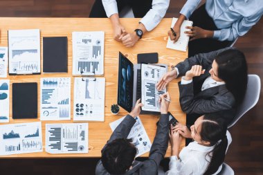 Panorama üst görüşlü çok ırklı analist ekibi, stratejik karar için finansal verileri analiz etmek amacıyla dizüstü bilgisayarda BI gösterge panelini kullanıyor. Fintech pazarlama göstergelerini analiz ediyor. Uyum