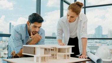 Kooperatif mimar mühendis ekibi kalem kullanarak ev modelini ölçmek için birlikte çalışıyor. Başarılı bir Kafkas iç mimari tasarım ekibi mimari model yapısını inceliyor. Tasarım. İzleme