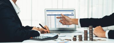 Kurumsal muhasebeci, vergi iadelerini hesaplamak ve maksimuma çıkarmak için dizüstü bilgisayar üzerinde muhasebe yazılımı kullanır ve Panorama 'daki iş yatırım yığını madeni para konseptiyle finansal performansı artırır. Kurnaz.