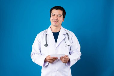 Gülümseyen zeki doktor, elinde şeffaf tablet tutarak hastalık araştırma verilerini, tedavi amaçlı gelecekteki tedavi teknolojisini, sağlık hizmetleri yenilik arayüzü hologram ekranını seçerek açıklıyor. Entrika.