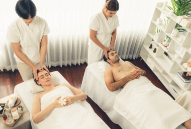 Kafkasyalı çift stres önleyici kafa masajının keyfini çıkarıyor ve lüks otellerde ya da otel spa salonlarında gündüz kaplıcalarında yüz güzelliği eğlencelerini şımartıyor. Sessiz.