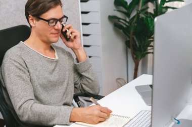 İş ortağıyla birlikte arayan işadamı, pazarlama analizi analiziyle finansal teknolojiyi yatırım yapmak için merkez ofisteki satış kanalları için yazılan bildiri metninde analiz yapmak istiyor. Bireysel.