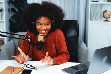 Güzel Afrikalı kadın etkileyicilerin sunucu kanalı yeni dinleyicilerle yayın stüdyosunda konuşuyor. Canlı sosyal medyada yaşam koçu danışmanlığı zamanı. Tavsiye verme kavramı. Tatlandırıcı.