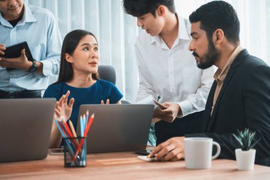 Profesyonel Asyalı çalışanlar, şirket ofisinde takım olarak çalışarak iş planları ve bilgisayarla başarılı olmak için verileri tartışırlar. Modern ofis çalışanı takım çalışması konsepti. Uyum