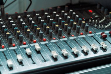 Stüdyo odasında yakınlaştırıcı mikser ve ekolayzır var. uds