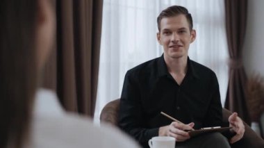 Psikolojik konsültasyon zihinsel problemde iyileşme kaydediyor, genç hasta terapi seansında, psikiyatrist de akıl hastalıkları konusunda tanı koyuyor. Zihinsel tedavi seansı. Düzenle