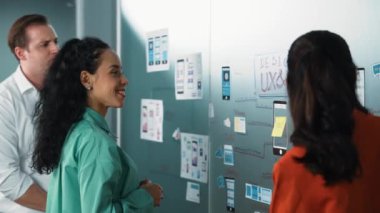 Profesyonel iş ekibi Ux ve Ui tasarımını kullanarak fikir paylaşımı yapıyor. Bir grup iş adamı pazarlama planı hakkında beyin fırtınası yapıyor. Çeşitli iş adamları zihin haritası kullanarak çözüm buluyor. Yönlendirici.