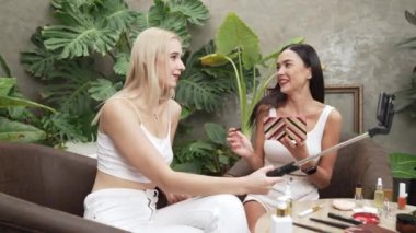 Yeşil bitki üzerine doğal güzellik ve kozmetik dersi yapan iki güzel içerik yaratıcısı bahçe videosunu terk ediyor. Güzellik blogcusu sosyal medyum izleyicilere güzellik hizmetinin nasıl uygulanacağını gösteriyor. Blithe