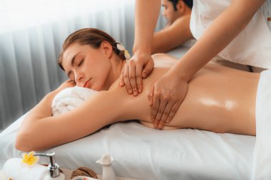 Kafkas çift müşterisi stres önleyici spa masajının keyfini çıkarıyor ve lüks otel veya oteldeki gündüz açık hava ortamında güzellik teniyle eğleniyor. Sessiz.