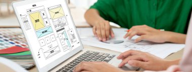 İç mimar ekibinin kırpılmış görüntüsü materyal rengini tartışırken, dizüstü bilgisayar cep telefonu uygulaması ve web sitesi için web sitesi kablo tasarımı görüntülendi. Yaratıcı tasarım ve iş konsepti. Değiştirilmiş.