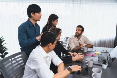 Bir grup farklı ofis çalışanı şirket ofis odasında stratejik iş pazarlama planlamasında birlikte çalışıyor. İş yeri konseptinde pozitif takım çalışması. Tedbirli