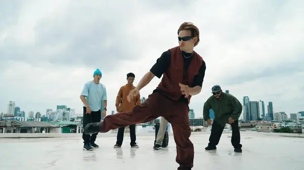 Ammattimainen Aasialainen Katutanssija Käytännössä Poika Tanssia Samalla Monikulttuurinen Ystäviä Katolla tekijänoikeusvapaita kuvapankkikuvia