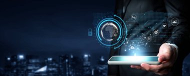 İş adamı, tahmin edilen büyük veri modellerinden gerçek zamanlı analizlere uzanan eğilimleri ve görüşleri ortaya çıkarmak için veri analizlerini derinlemesine inceleyerek, veri güdümlü kararların analitik endüstrileri nasıl ileri götürdüğünü öğrenir Faas