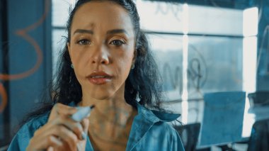 Genç İspanyol çalışanlar renkli yapışkan notlar yazıyorlar. Akıllı iş kadını pazarlama fikrini, beyin fırtınası stratejisini, iş planını paylaşıyor. Proje yöneticisi zihin haritası çiziyor. - Yakın çekim. Yönlendirici.