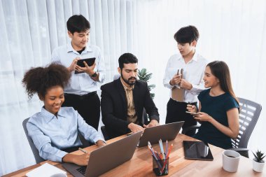 Mutlu iş adamları birlikte çalışır, şirket ofisinde tartışırlar. Profesyonel ve çeşitlilik takım çalışması iş planını bilgisayarda tartışır. Modern çok kültürlü ofis çalışanı. Uyum