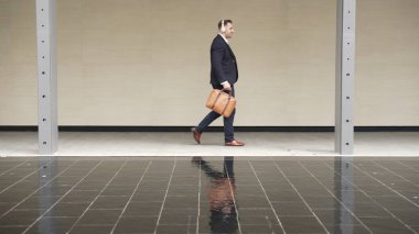 İş adamları onun kulaklığını takıyor ve şehir merkezindeki cadde boyunca işyerine yürüyor. Profesyonel proje yöneticisi toplantıya giderken kulaklıktan rahatlatıcı müzik dinliyor. Urbane.