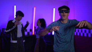 Kameranın önünde dans eden yetenekli break dansçı farklı arkadaşları pop ya da hip hop müziği dinlemek için arkada dans ediyor. Çekici performans ekibi kameraya doğru hareketli hareketler sergiliyor. Mutluluk.