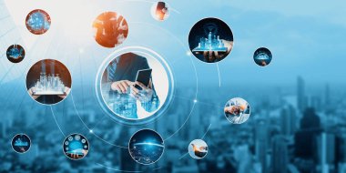 İletişim teknolojisi, akıllı bağlantı IOT ve insan ağ teknolojisi kavramı. Güvenli internet ağına ve bulut hesaplama sunucularına bağlanmak için bağlantı aygıtı kullanan insanlar