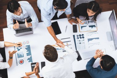 Üst düzey ofis çalışanları stratejik iş pazarlama toplantısı üzerine anlaşma yaptıktan sonra el sıkışıyor. Takım çalışması ve olumlu tutum verimli ve destekleyici bir iş yeri yaratır. Tedbirli
