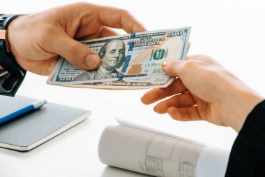 İşadamı başka bir iş adamına para gönderiyor. İşlem, ödeme, maaş ve bankacılık konsepti. uds