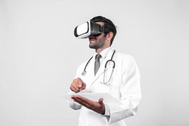 Tıbbi form tutarken VR gözlük ve laboratuvar önlüğü takan profesyonel bir doktor. Metastaz ya da sanal gerçeklik dünyasını hastalarla konuşmak ve onları iyileştirmek için kullanırken şekle bakan çekici bir doktor. Sapma.