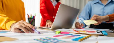 Şirket çalışanları birlikte çalışıyor, finansal veri raporları üzerine BI gösterge tablosunu analiz ediyor ve Panorama bayrağında ticari başarı için stratejik pazarlama planlıyor. Sinerjik