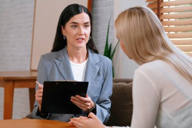 Psikolojik akıl sağlığı danışmanlığı ya da terapi seansındaki genç ve profesyonel bir hastadan akıl hastalığı teşhisi koyarken yardım istemek. Zihinsel tedavi seansı. Blithe