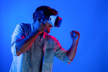 VR cam takan, kameraya vuran ya da yumruk atan bir adamın yan görüntüsü. Profesyonel sporcu boks ve metaevren ya da sanal dünyada teknoloji yeniliklerini kullanırken hareketli jest. Sapma.