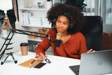 Güzel Afrikalı kadın sunucu kanalı çevrimiçi yayın yoluyla konuşuyor pazarlama öğretiyor, dinleyicileri canlı ya da çevrimiçi. İş yerindeki herhangi bir yer kavramı. Tatlandırıcı.