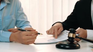 Çiftler boşanma davası açıyor ve ayrıldıktan sonra mülkleri bölüşmek için hukuk firmasından yardım istiyorlar. Anlaşma görüşmesinde avukatın yükümlülükler sözleşmesi yardımı. Ağır çekim. Katı.