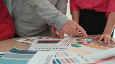 Tasarımcı ekibinin beyin fırtınası yaptığı ve grafik tasarımı için renk seçimi yaptığı el kapanışı ya da tasarım bürosunda krom danışmanlığı için danışmanlık isteyen bir müşteri. Değiştirilmiş