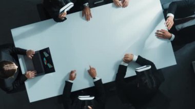Profesyonel iş adamlarının yukarıdan aşağı görüntüsü sanal dünyaya girmek için vr kulaklık takarken, yönetici dizüstü bilgisayarındaki verileri yönlendirmek için el hareketlerini kullanıyor. Teknoloji. Müdürlük.