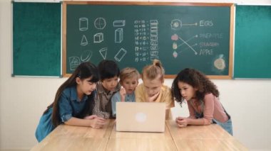 Üst düzey öğrenci dizüstü bilgisayara bakıyor ve kodlama mühendisliği kodunu ve yapay zeka üretmeyi öğreniyor. Beyin fırtınası yaparken ve yaratıcı plan yaparken yetenekli çocukların birlikte çalışması. Pedagoji.