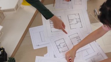 Müşteri denetimi ile yavaş çekim iç mimar taslağı hazırlamak ve ev dekorasyonunu müşteri talebine göre düzenlemek. Mimari müşteri hizmetleri. Filizlenen