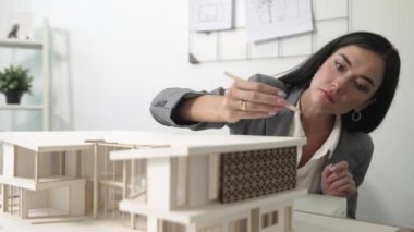 Modern ofisteki ölçü evinin uzunluğunu ölçmeye odaklanan profesyonel güzel mimar mühendisi iç tasarım için yapı analizi yaparken yakın plan yapın. İş tasarımı. Tertemiz..