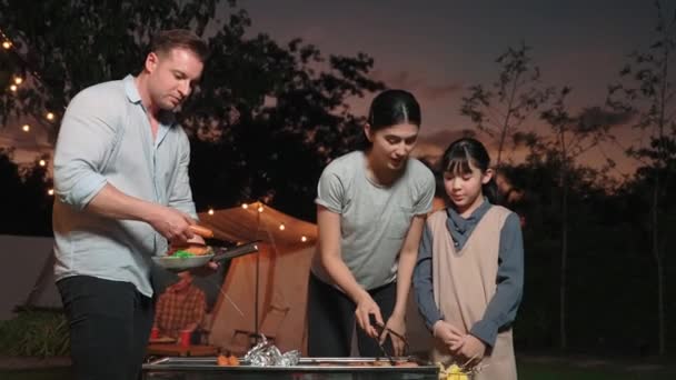 ครอบคร วอย วยก งแคมป ในสวน อแม และล กสาวย างอาหารให สมาช — วีดีโอสต็อก