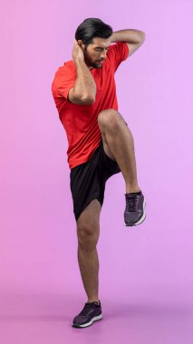 Vücut uzunluğunun tamamı atletik ve sportif genç bir adam tarafından izole edilmiş arka planda egzersiz öncesi duruş için ısınma ve esneme hareketleri ile çekilir. Sağlıklı aktif ve vücut bakımı yaşam tarzı.