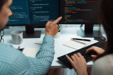 İki ekran ekranında yaratıcı web sitesi planlama yazılımını tartışan yetenekli geliştiriciler programı arka görüş konseptiyle ofiste tasarımı analiz eden tam yığın veri. Varsayım.