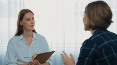 Mutlu hasta ve psikolog klinikte olumlu duygularla zihinsel sağlık sohbetlerini paylaşırken aynı zamanda klinikteki psikologlara başarılı bir iş ve hayatı açıklıyorlar.