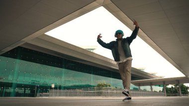 Motion of Happy hipster 'ın B Boy dansının şık bir kumaşla dans sahnesi. Dansçı gösterinin ayak sesleri performansını sever. Modern yaşam tarzı, break dans. Ağır çekim. Açık hava sporu 2024. Yumuşak bir şekilde..