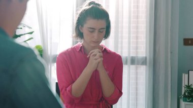 Yetenekli çeşitli duaların el ele tutuşması ve daireler çizerek Tanrı 'ya dua edişinin üst görüntüsü. Kucaklarda açık incille otururken el ele tutuşan insanların yukarıdan aşağı hava görüntüsü. Sempozyum.