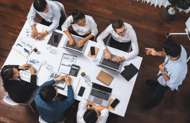 Üst düzey analist ekibi toplantı odasındaki mali verileri analiz etmek için BI Fintech 'i kullanıyor. İş anlayışı ve stratejik pazarlama planlaması için kağıt üzerinde analitik BI gösterge paneli. Tedbirli
