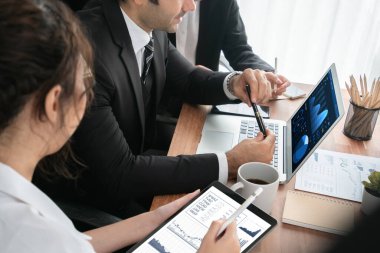 Fintech BI 'ın finansal veri analizi ya da iş zekası göstergesi bilgisayar ve tabletten pazarlamayı planlayan iş adamlarının finansal veri analizine kadar. Habiliment