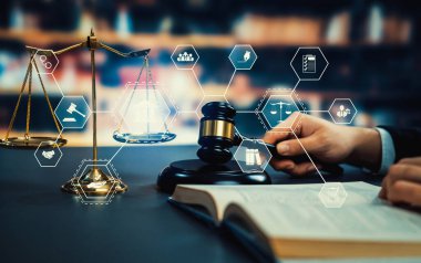 Akıllı hukuk, hukuki danışmanlık simgeleri ve avukatlık bürosunda çalışan araçlar dijital hukuk kavramını ve çevrimiçi hukuk ve yönetmelik kavramlarını gösteriyor .