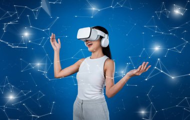 Ayakta duran kadın beyaz VR kulaklık takıyor ve beyaz takım elbise metaevreni birbirine bağlıyor, gelecekteki teknoloji siber uzay topluluğu yaratıyor. Etrafa bakıyor ve diğer kullanıcılarla iletişim kurmaktan zevk alıyor. Halüsinasyon.