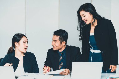 Grup toplantısındaki iş adamları iş arkadaşlarıyla ofiste çalışıyorlar. Şirket iş yeri konsepti. uds