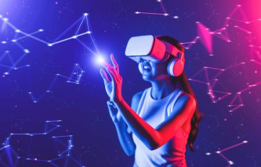 Siberpunk neon ışıklı kadın duruşu bulanık beyaz VR kulaklık takıyor ve üstsüz ağ bağlantısı metaevreler, gelecekteki siber uzay topluluğu teknolojisi parmak dokunuşu sanal gerçeklik nesnesi kullanıyor. Halüsinasyon.