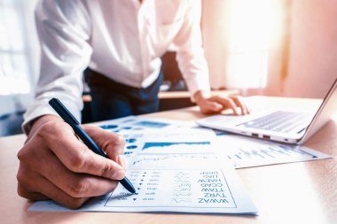 İş adamı muhasebeci ya da finans uzmanı şirket ofisindeki iş raporu grafiğini ve finans şemasını analiz eder. Finans ekonomisi, bankacılık sektörü ve borsa araştırmaları kavramı. uds