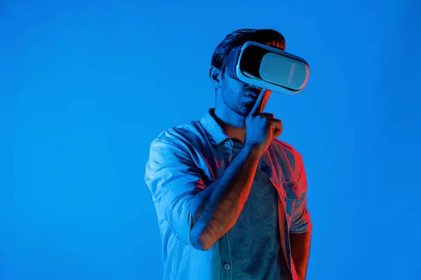 Älykäs Valkoihoinen Mies Virtuaalitodellisuus Lasit Paina Sormi Huuleen Tehdessään Hiljaisuus kuvapankkikuva