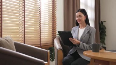 Mutlu ve gülümseyen kadın psikolog psikiyatri ofisinde ya da terapi odasında pano tutuyor. Arkadaş canlısı ve profesyonel ruh sağlığı danışmanı ya da terapisti. Blithe